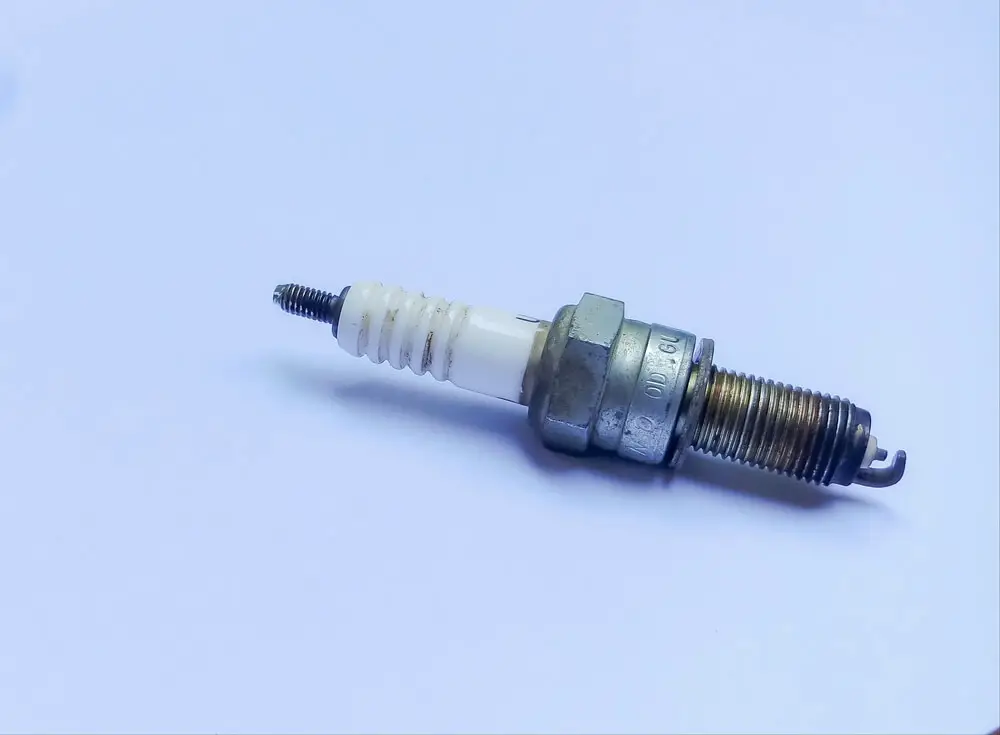 what does a white tip spark plug mean